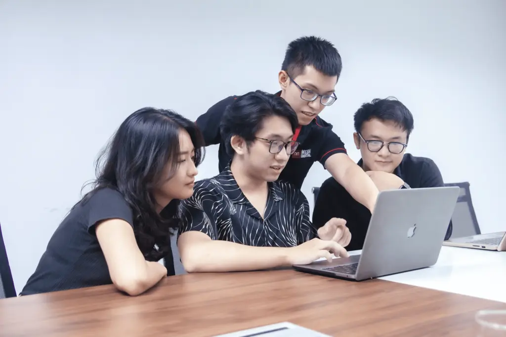 Khang Lê hướng dẫn teammate