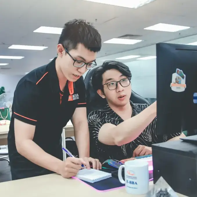 Khang Lê hướng dẫn nhân viên
